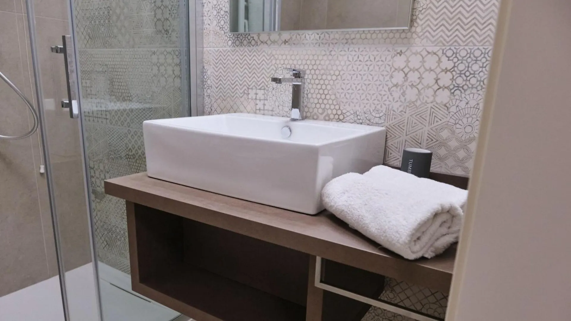 Room In Bb - Modernly Renovated Double Room In A Bb In Porto Viro Guest house