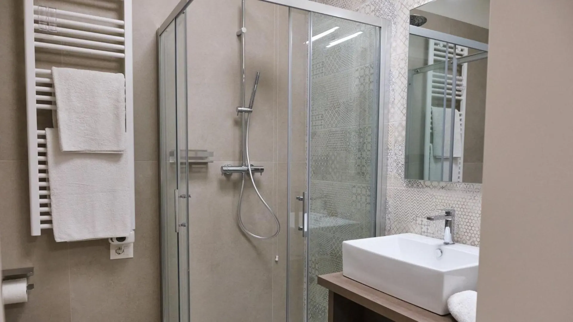 Room In Bb - Modernly Renovated Double Room In A Bb In Porto Viro