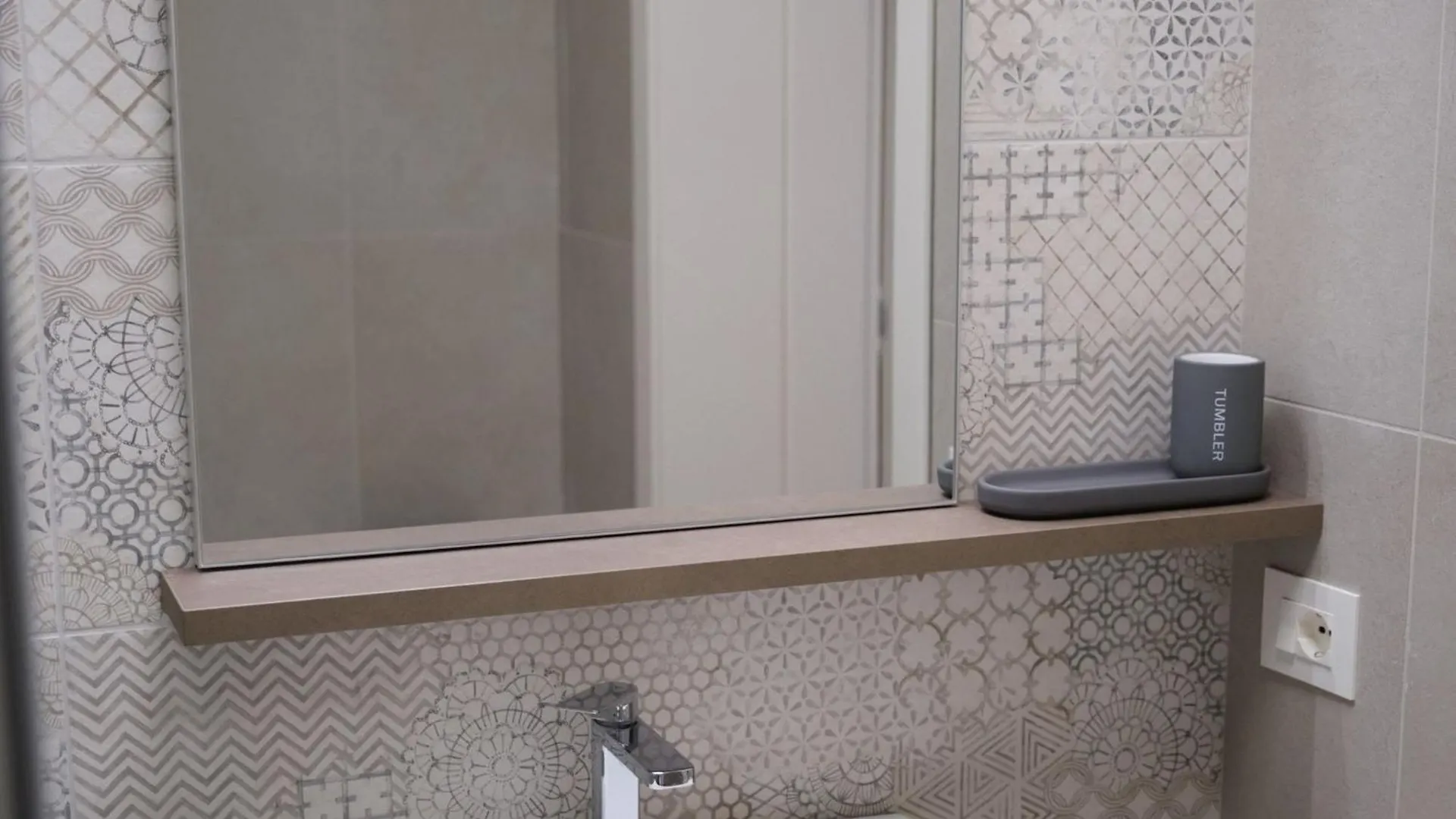 Room In Bb - Modernly Renovated Double Room In A Bb In Porto Viro 0*,