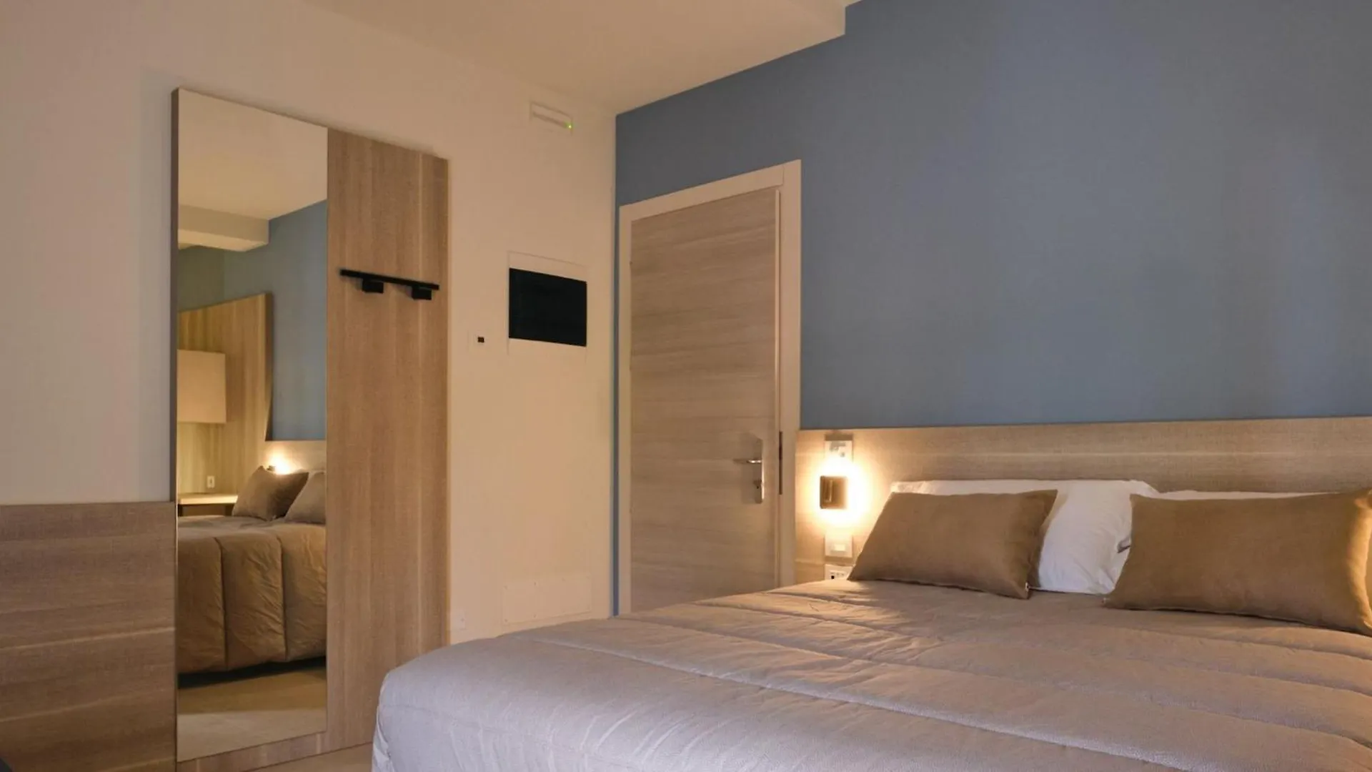 Room In Bb - Modernly Renovated Double Room In A Bb In Porto Viro 0*,  Italy